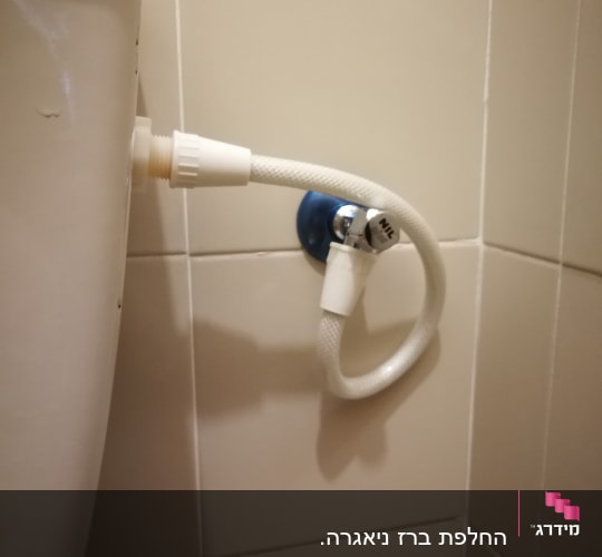 צינור מים מחובר לאסלה עם ברז